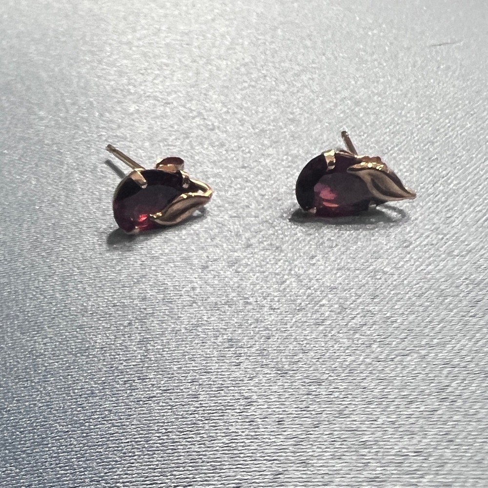 Teardrop 14k Gold Garnet Stud Earrings
